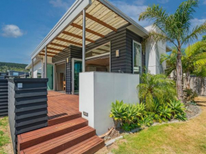 Castaway Bach - Whangamata Holiday Home, Whangamata